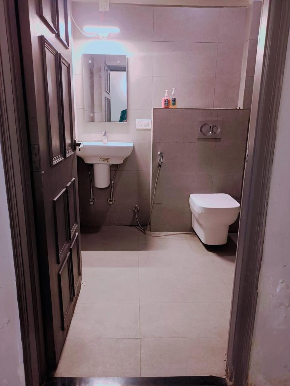 Guest house Clovetree Ac & Non Ac Near Maidagin Parking Close To Kashi Viswanath Temple And Ganga Ghat Varanasi