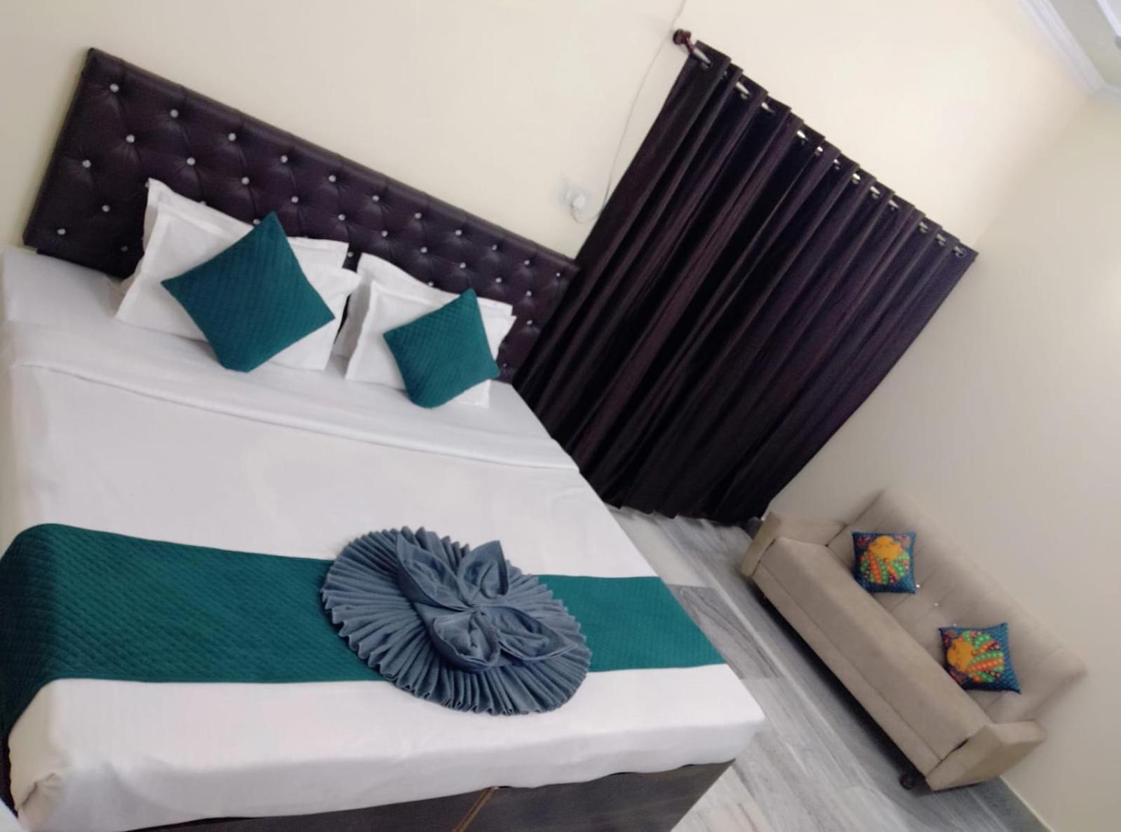 Guest house Clovetree Ac & Non Ac Near Maidagin Parking Close To Kashi Viswanath Temple And Ganga Ghat *
