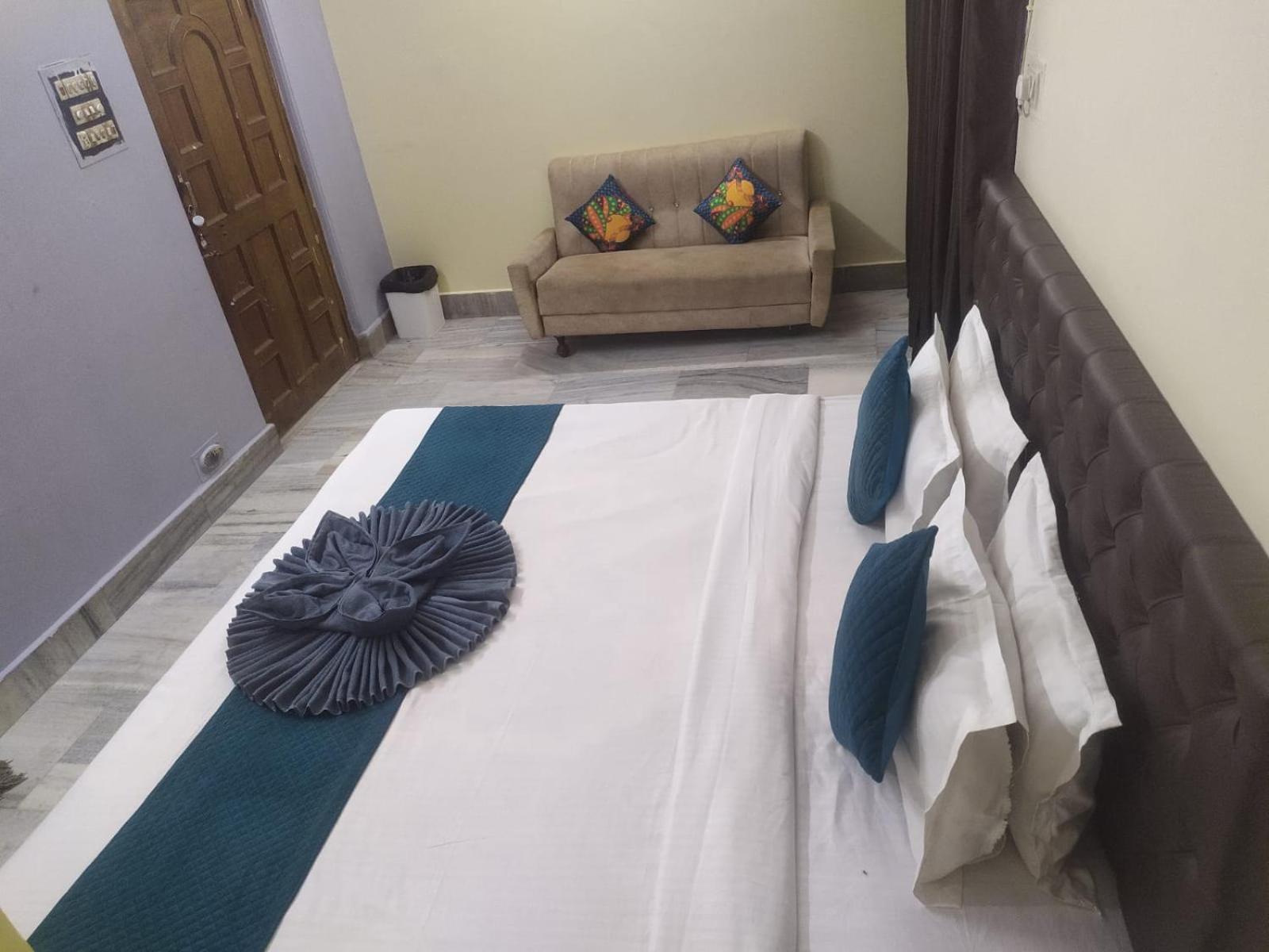 Guest house Clovetree Ac & Non Ac Near Maidagin Parking Close To Kashi Viswanath Temple And Ganga Ghat Varanasi
