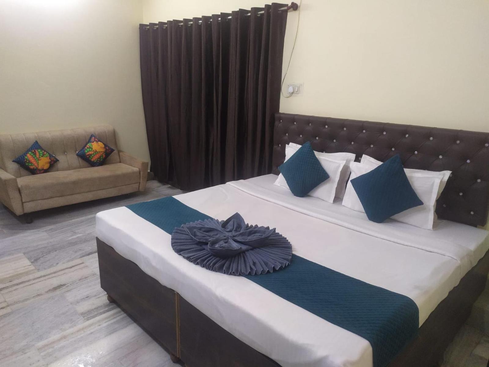 Clovetree Ac & Non Ac Near Maidagin Parking Close To Kashi Viswanath Temple And Ganga Ghat Guest house *