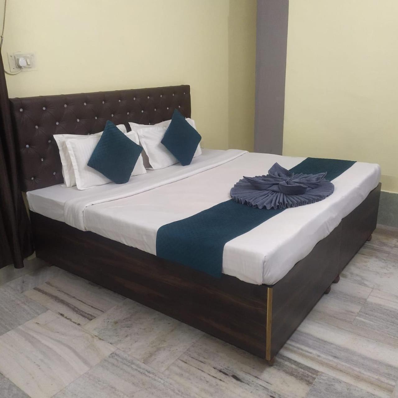 Clovetree Ac & Non Ac Near Maidagin Parking Close To Kashi Viswanath Temple And Ganga Ghat Guest house Varanasi