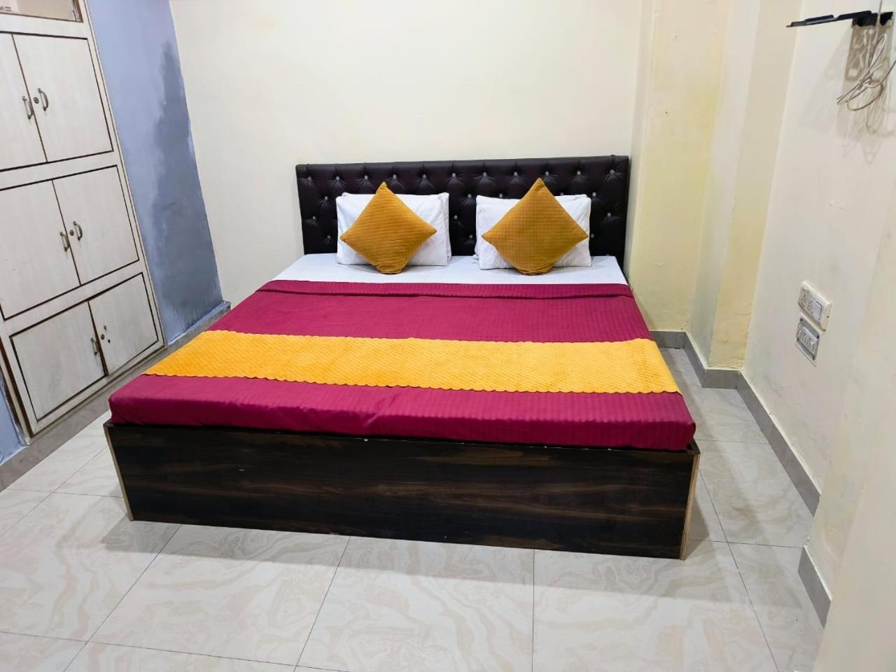 Clovetree Ac & Non Ac Near Maidagin Parking Close To Kashi Viswanath Temple And Ganga Ghat * Varanasi