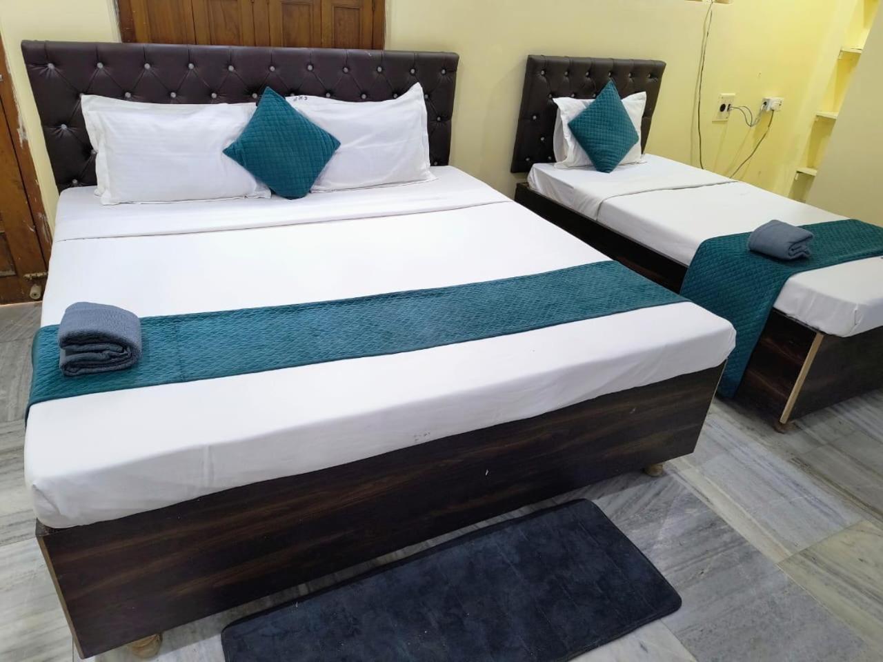 Guest house Clovetree Ac & Non Ac Near Maidagin Parking Close To Kashi Viswanath Temple And Ganga Ghat Varanasi